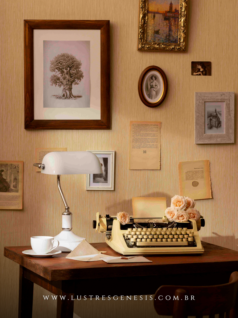 Iluminação de escritório com abajur branco tipo "banqueiro", um produto exclusivo da marca LUSTRES GENESIS